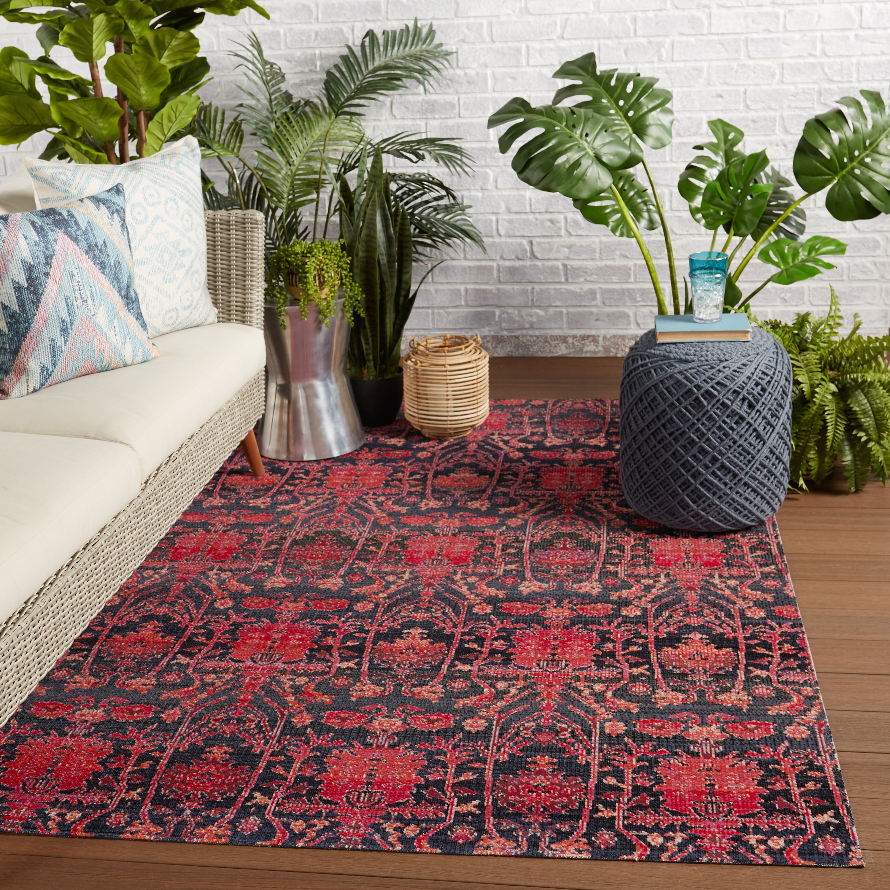 Tranquility Radiance Indoor/ Outdoor Trellis Red/ Blue Area Rug